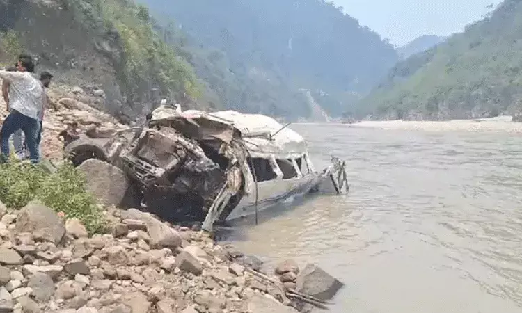 రిషికేశ్-బద్రీనాథ్ హైవేపై ప్రయాణిస్తున్న టెంపో.. లోయలో పడడంతో 10 మంది మృతి