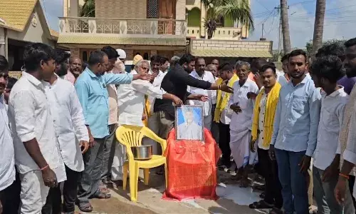 CBN: బాబు సంతకాలు.. జనం సంబరాలు CBN: బాబు సంతకాలు.. జనం సంబరాలు