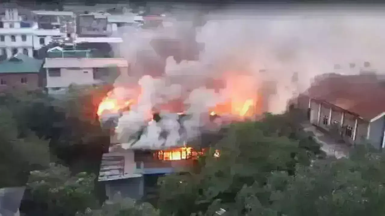 Manipur: మణిపూర్ సీఎం పొరుగింట్లో అగ్ని ప్రమాదం Manipur: మణిపూర్ సీఎం పొరుగింట్లో అగ్ని ప్రమాదం