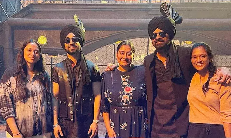 కల్కి సెట్ లో కజిన్స్ తో ప్రభాస్ .. కల్కి సెట్ లో కజిన్స్ తో ప్రభాస్ ..