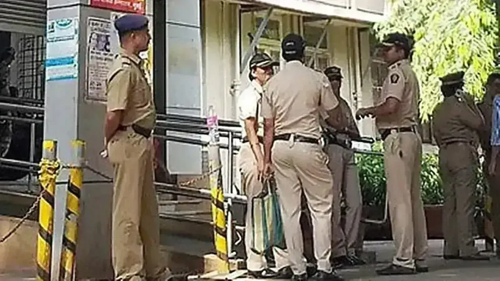 UP: సాక్షిగా వచ్చిన వ్యక్తి పోలీస్ స్టేషన్లో మృతి.. UP: సాక్షిగా వచ్చిన వ్యక్తి పోలీస్ స్టేషన్లో మృతి..