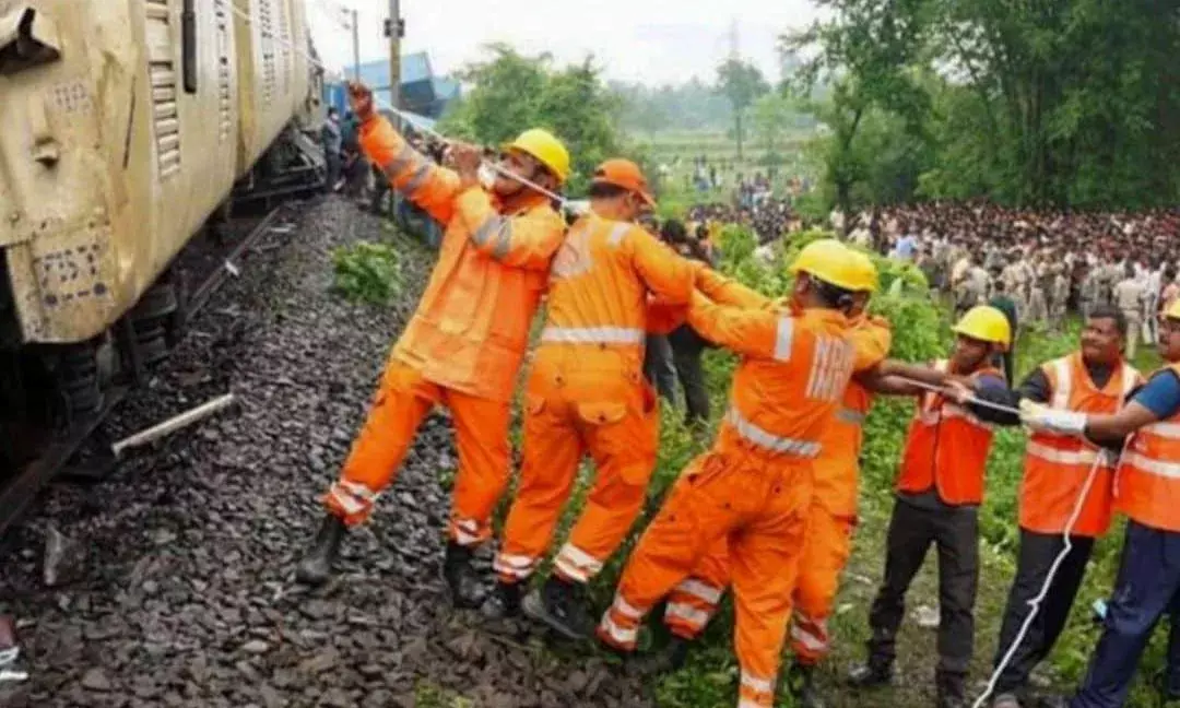 Darjeeling : ప్రమాదం తరువాత ప్రారంభమైన రైళ్ల రాకపోకలు..