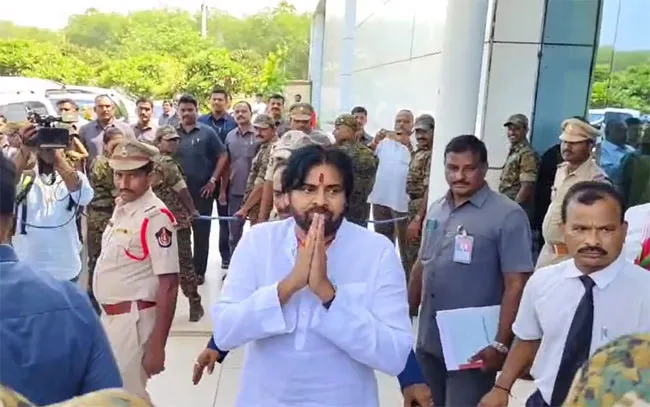 Pawan Kalyan: విజయవాడలో పవన్ కల్యాణ్కు ఘన స్వాగతం Pawan Kalyan: విజయవాడలో పవన్ కల్యాణ్కు ఘన స్వాగతం