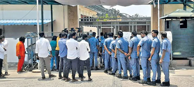 YS Jagan: మాజీ సీఎం జగన్కు భారీ స్థాయిలో ప్రైవేట్ సెక్యూరిటీ YS Jagan: మాజీ సీఎం జగన్కు భారీ స్థాయిలో ప్రైవేట్ సెక్యూరిటీ