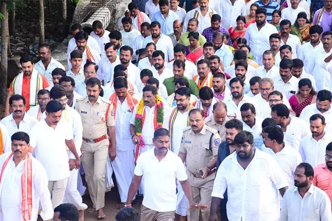 Yadagirigutta: యాదగిరిగుట్టలో ప్రారంభమైన గిరి ప్రదక్షిణ..