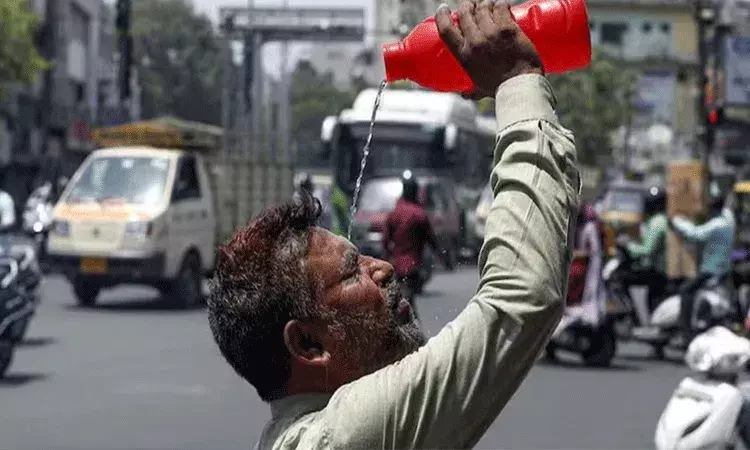 దేశ రాజధానిలో తీవ్ర వేడిగాలులు.. ఢిల్లీలో 5, నోయిడాలో 10 మంది మృతి దేశ రాజధానిలో తీవ్ర వేడిగాలులు.. ఢిల్లీలో 5, నోయిడాలో 10 మంది మృతి