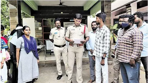 AP: వైసీపీ నేతలపై వాలంటీర్లు ఫిర్యాదులు