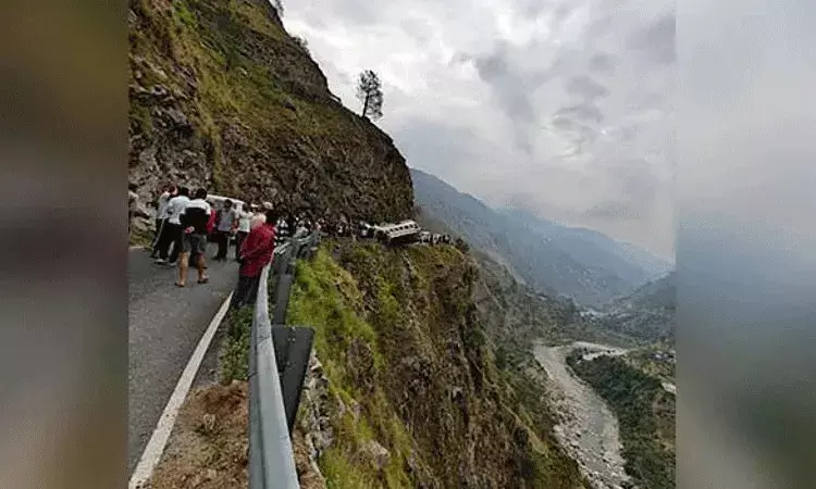 Himachal Pradesh Road Accident: లోయలో పడిన బస్సు.. నలుగురు మృతి, ముగ్గురికి గాయాలు