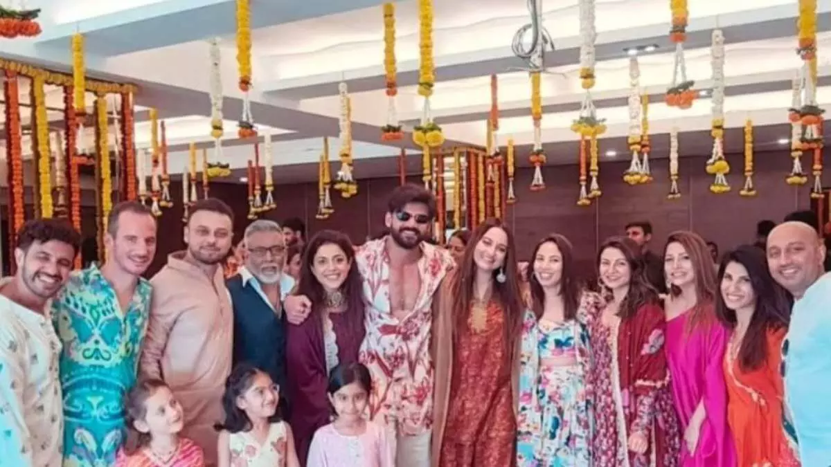 Sonakshi Sinha-Zaheer Iqbal Wedding: మెహందీ వేడుక నుండి మొదటి ఫొటో వైరల్ Sonakshi Sinha-Zaheer Iqbal Wedding: మెహందీ వేడుక నుండి మొదటి ఫొటో వైరల్
