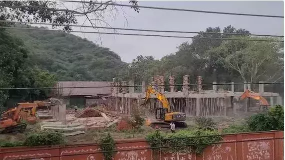 AP: వైసీపీ కార్యాలయం కూల్చివేత