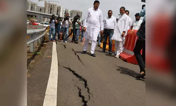 ప్రధాని ప్రారంభించిన అటల్ సేతు బ్రిడ్జ్.. 5 నెలల్లోనే పగుళ్లు ప్రధాని ప్రారంభించిన అటల్ సేతు బ్రిడ్జ్.. 5 నెలల్లోనే పగుళ్లు