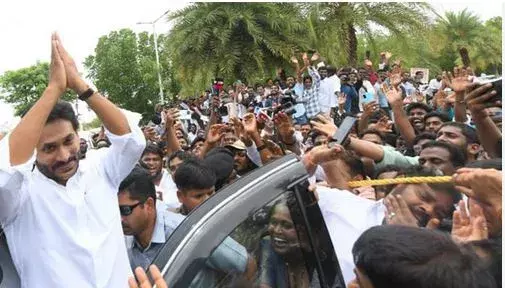 AP:  జగన్ కాన్వాయ్లో ప్రమాదం AP:  జగన్ కాన్వాయ్లో ప్రమాదం