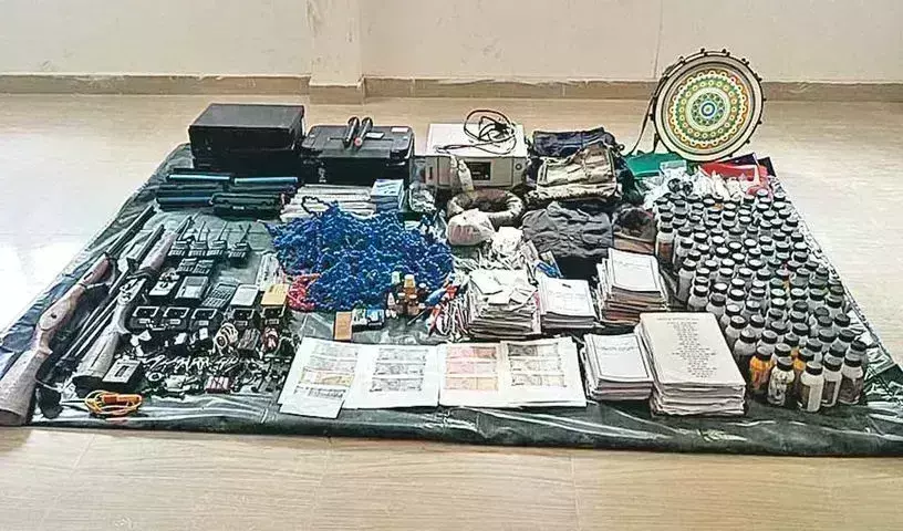 Fake Currency: నకిలీ కరెన్సీ నోట్లను ముద్రించిన నక్సలైట్లు.. Fake Currency: నకిలీ కరెన్సీ నోట్లను ముద్రించిన నక్సలైట్లు..