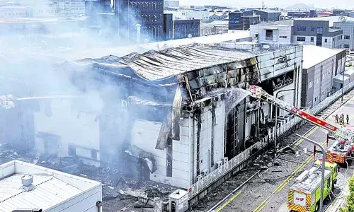 South Korea: బ్యాటరీ తయారీ కేంద్రంలో భారీ అగ్నిప్రమాదం South Korea: బ్యాటరీ తయారీ కేంద్రంలో భారీ అగ్నిప్రమాదం