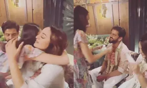 Sonakshi Sinha : జహీర్ ఇక్బాల్ సన్నిహితురాలు ప్రేమగా దండ వేయడంతో ఎమోషనల్ అయిన బాలీవుడ్ నటి Sonakshi Sinha : జహీర్ ఇక్బాల్ సన్నిహితురాలు ప్రేమగా దండ వేయడంతో ఎమోషనల్ అయిన బాలీవుడ్ నటి