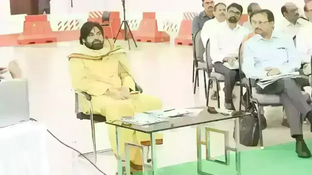 Pawan kalyan:స్వచ్ఛాంధ్ర కార్పొరేషన్ల్ సమీక్షలో డిప్యూటీ సీఎంకు షాకిచ్చిన అధికారులు Pawan kalyan:స్వచ్ఛాంధ్ర కార్పొరేషన్ల్ సమీక్షలో డిప్యూటీ సీఎంకు షాకిచ్చిన అధికారులు