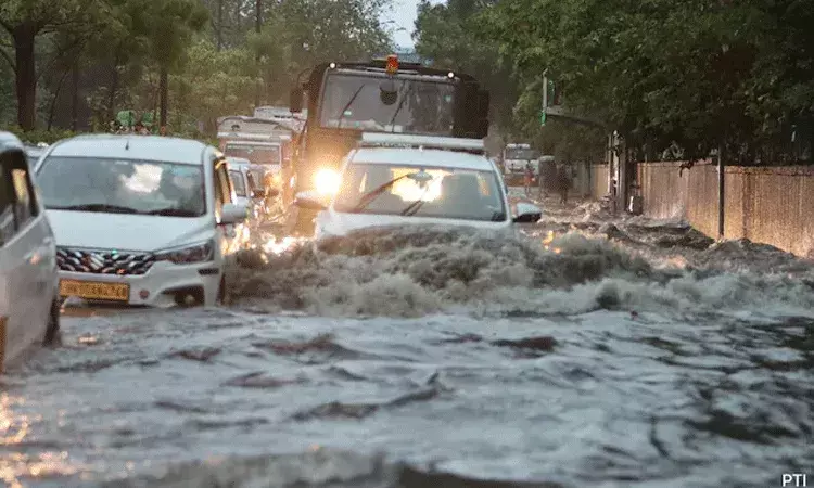 అప్పుడు నీటి కొరత ఇప్పుడు వరద బీభత్సం.. దేశ రాజధాని వాసుల కష్టాలు..