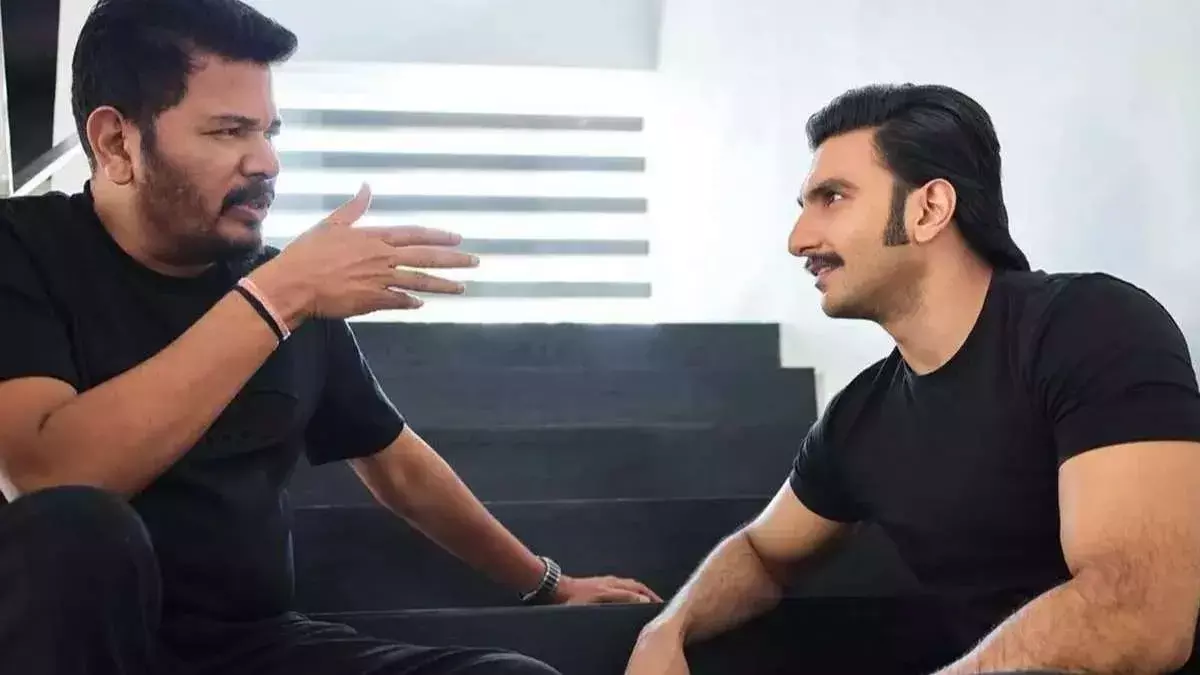 Aparichit : రణవీర్ సింగ్ మూవీ ఎందుకు హోల్డ్ లో పడిందో చెప్పిన డైరెక్టర్ శంకర్ Aparichit : రణవీర్ సింగ్ మూవీ ఎందుకు హోల్డ్ లో పడిందో చెప్పిన డైరెక్టర్ శంకర్