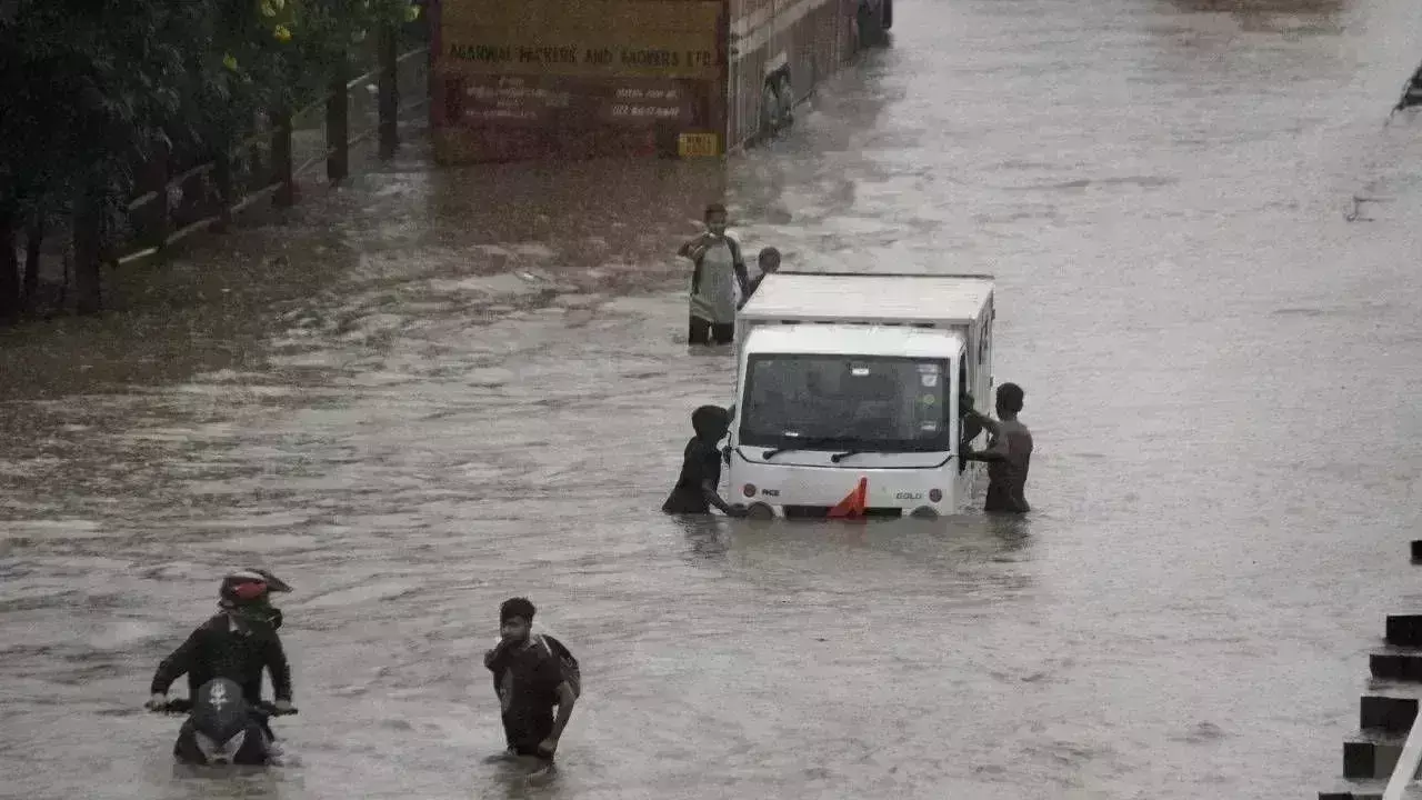 Delhi Weather: ఢిల్లీలో భారీ వర్ష సూచన. Delhi Weather: ఢిల్లీలో భారీ వర్ష సూచన.