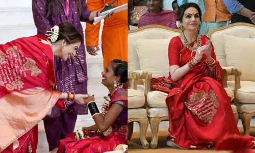 Mass Wedding : గాయత్రీ మంత్రం రాసిన ఎరుపు పట్టు చీర ధరించిన నీతా అంబానీ Mass Wedding : గాయత్రీ మంత్రం రాసిన ఎరుపు పట్టు చీర ధరించిన నీతా అంబానీ