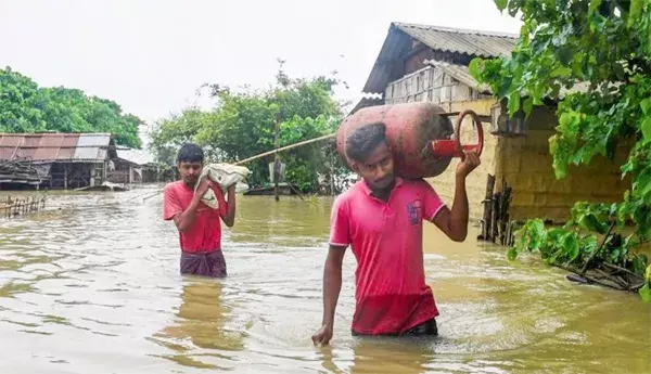 Floods In Manipur:  మణిపూర్‌లో భారీ వర్షాలు.. కార్యాలయాలు, పాఠశాలలు మూసివేత