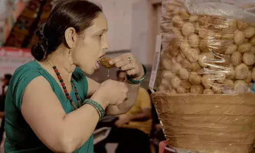 పానీ పూరీలో క్యాన్సర్ కారకాలు: కర్ణాటక మంత్రి షాకింగ్ కామెంట్స్ పానీ పూరీలో క్యాన్సర్ కారకాలు: కర్ణాటక మంత్రి షాకింగ్ కామెంట్స్