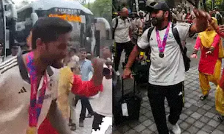 ధోల్ బీట్స్కు రోహిత్, సూర్య స్టెప్స్.. T20 WC విజయాన్నిఎంజాయ్ చేస్తున్న టీమ్ ఇండియా ధోల్ బీట్స్కు రోహిత్, సూర్య స్టెప్స్.. T20 WC విజయాన్నిఎంజాయ్ చేస్తున్న టీమ్ ఇండియా