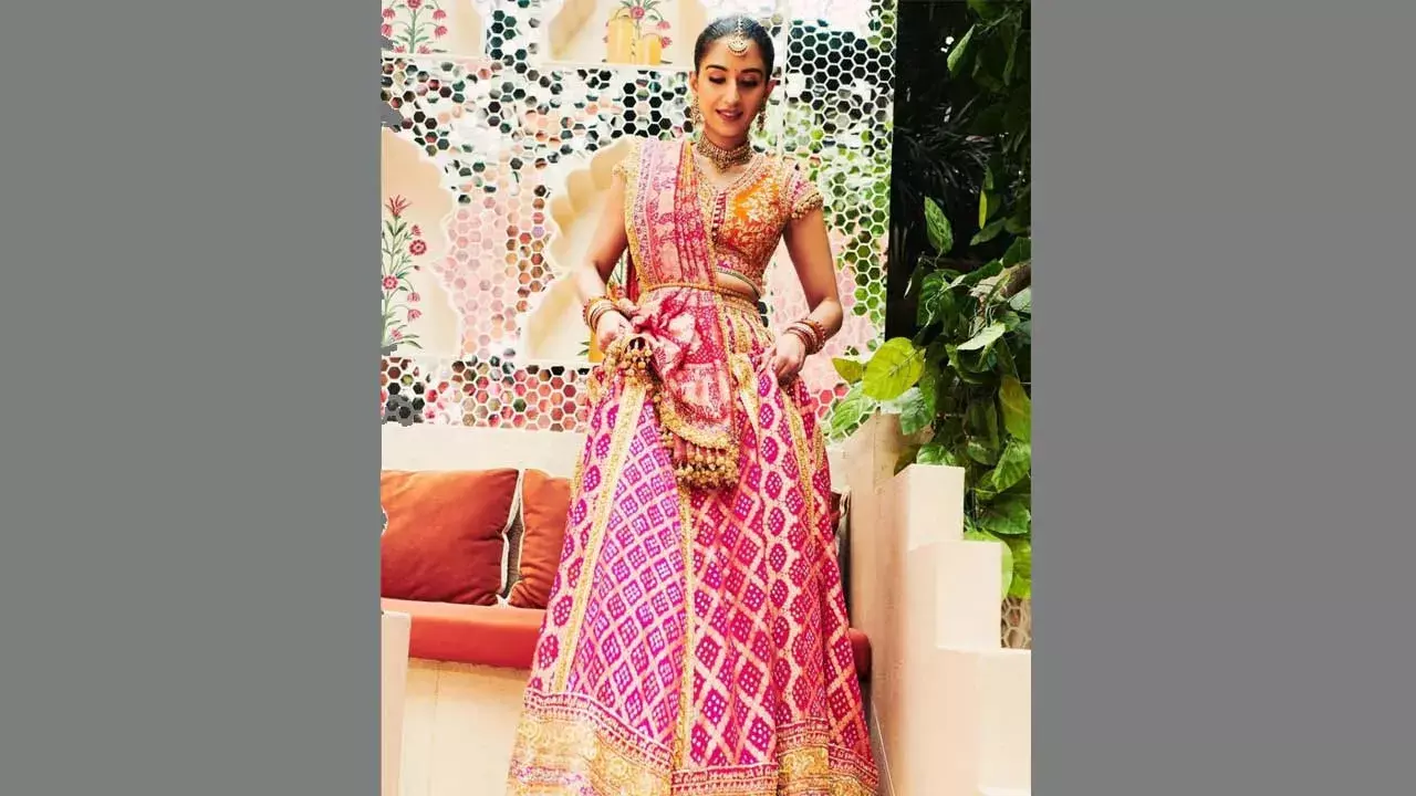 Radhika Merchant : ఎంబ్రాయిడరీ లెహంగాలో తళుక్కుమన్న రాధిక Radhika Merchant : ఎంబ్రాయిడరీ లెహంగాలో తళుక్కుమన్న రాధిక