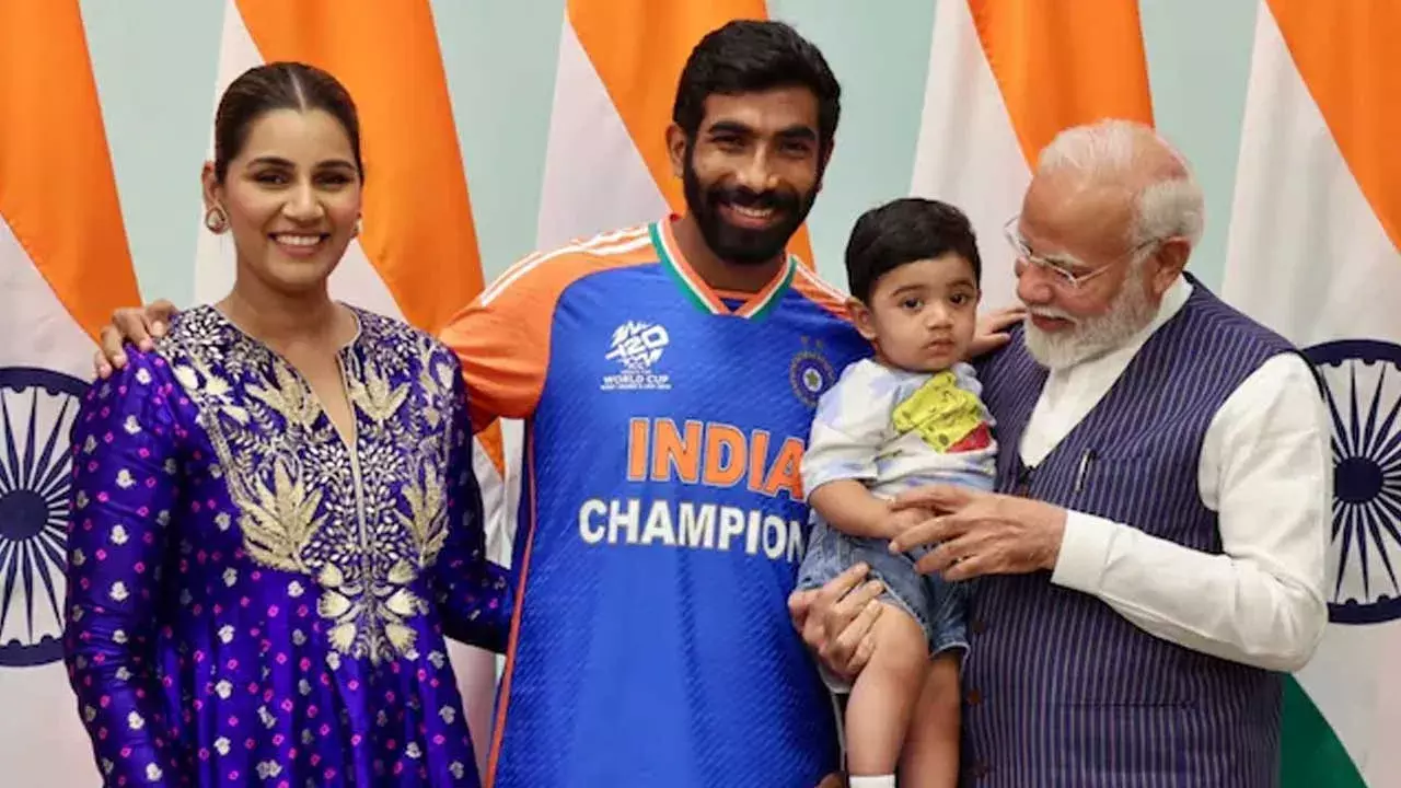 PM Modi : బుమ్రా కొడుకును ఆడించిన మోదీ PM Modi : బుమ్రా కొడుకును ఆడించిన మోదీ