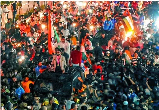 SIRAJ: సిరాజ్ భాయ్కు గ్రాండ్ వెల్కమ్ SIRAJ: సిరాజ్ భాయ్కు గ్రాండ్ వెల్కమ్