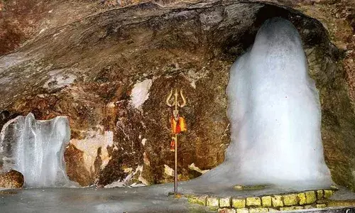 Amarnath: మండుతున్న ఎండలు.. కరిగిపోతున్న మంచు శివలింగం Amarnath: మండుతున్న ఎండలు.. కరిగిపోతున్న మంచు శివలింగం