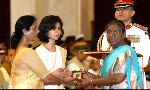 విషాదంగా ముగిసిన ప్రేమ కథ.. సియాచిన్ అగ్నిప్రమాదంలో మరణించిన సైనికుడి భార్యకు కీర్తి చక్ర