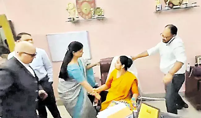 Uttar Pradesh: పేపర్ లీక్ ఆరోపణలు.. ప్రిన్సిపల్ను కుర్చీలోంచి బయటకు లాగేసిన సిబ్బంది Uttar Pradesh: పేపర్ లీక్ ఆరోపణలు.. ప్రిన్సిపల్ను కుర్చీలోంచి బయటకు లాగేసిన సిబ్బంది