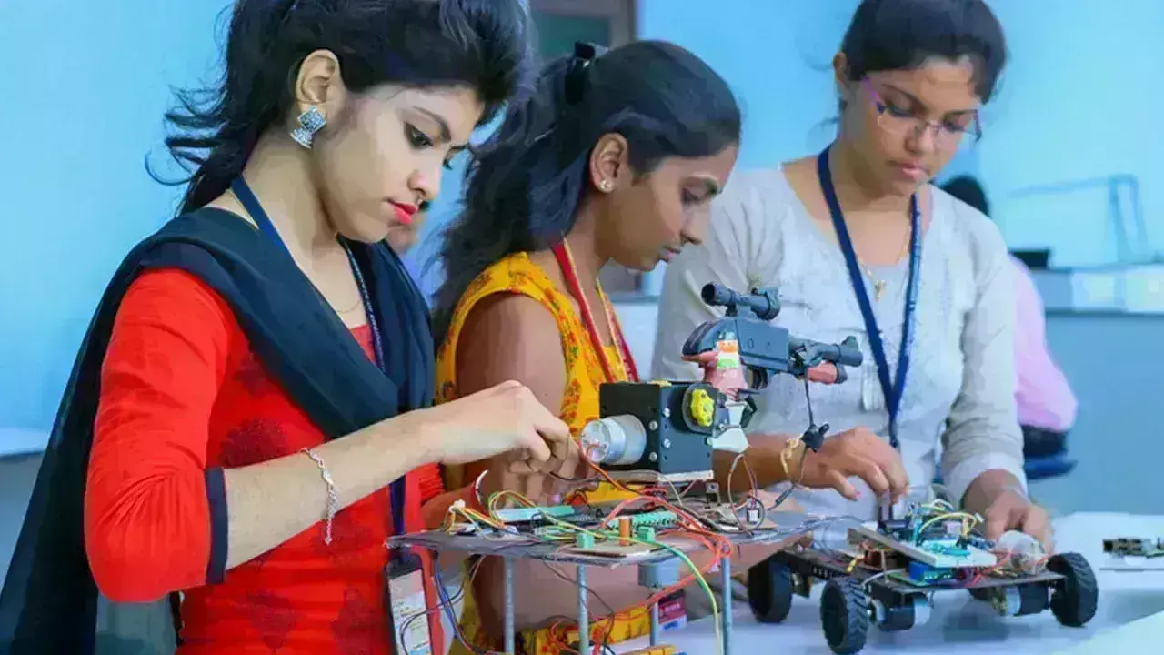 Andhra Pradesh: ఇంజినీరింగ్ ఫీజులు ఖరారు చేసిన ఏపీ ప్రభుత్వం. Andhra Pradesh: ఇంజినీరింగ్ ఫీజులు ఖరారు చేసిన ఏపీ ప్రభుత్వం.