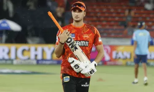 కుమారుడి తొలి T20I సెంచరీ.. అభిషేక్ శర్మ తల్లిదండ్రుల ఆనందం కుమారుడి తొలి T20I సెంచరీ.. అభిషేక్ శర్మ తల్లిదండ్రుల ఆనందం