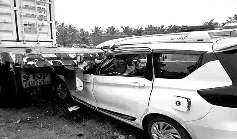 Eluru Accident:  లారీ ట్రాలీని ఢీ కొట్టిన కారు Eluru Accident:  లారీ ట్రాలీని ఢీ కొట్టిన కారు
