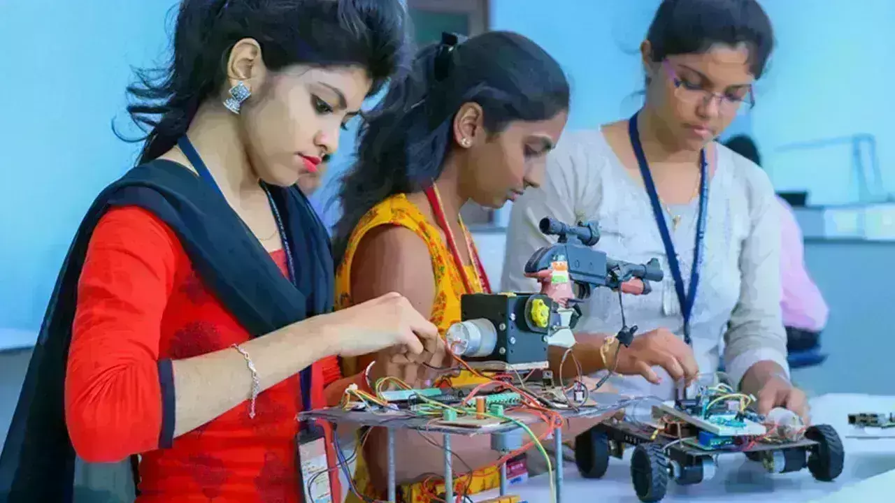 Andhra Pradesh: ఇంజినీరింగ్ ఫీజులు ఖరారు చేసిన ఏపీ ప్రభుత్వం. Andhra Pradesh: ఇంజినీరింగ్ ఫీజులు ఖరారు చేసిన ఏపీ ప్రభుత్వం.