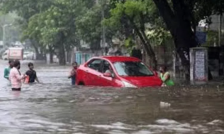 ముంబైలో భారీ వర్షం.. 50 విమానాలు రద్దు.. రైళ్ల రాకపోకలకు అంతరాయం