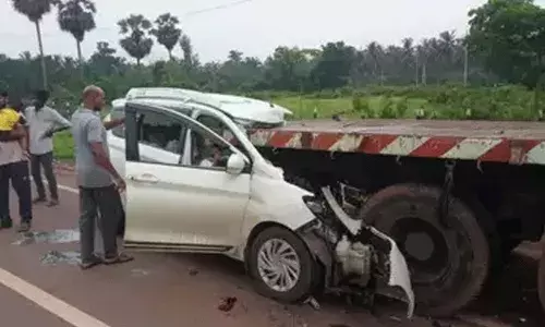 Andhra Pradesh: ఏలూరులో రోడ్డు ప్రమాదం.. లారీని ఢీకొట్టిన కారు.. ముగ్గురు మృతి Andhra Pradesh: ఏలూరులో రోడ్డు ప్రమాదం.. లారీని ఢీకొట్టిన కారు.. ముగ్గురు మృతి