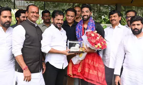 Revanth Reddy: రేవంత్ రెడ్డిని కలిసిన   క్రికెటర్ సిరాజ్