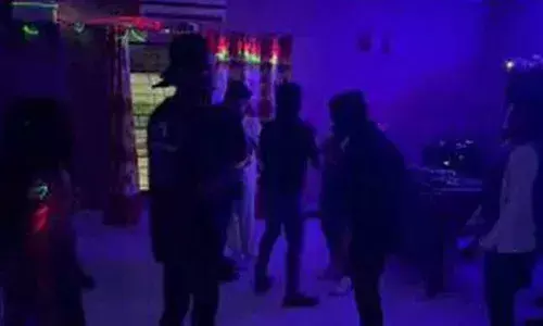 Mujra Party : మొయినాబాద్ ఫాం హౌస్ లో ముజ్రా పార్టీ భగ్నం Mujra Party : మొయినాబాద్ ఫాం హౌస్ లో ముజ్రా పార్టీ భగ్నం