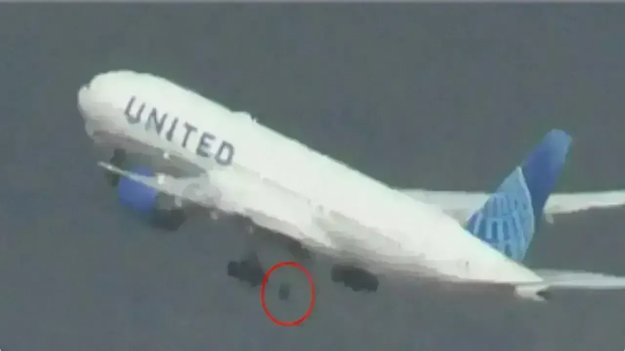 Boeing plane: గాల్లో ఉండగా ఊడిన బోయింగ్ విమానం టైర్.. Boeing plane: గాల్లో ఉండగా ఊడిన బోయింగ్ విమానం టైర్..