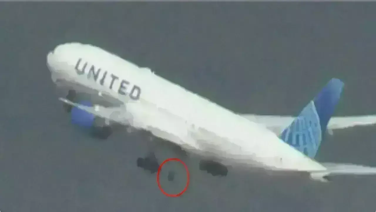 Boeing plane: గాల్లో ఉండగా ఊడిన బోయింగ్  విమానం టైర్.. Boeing plane: గాల్లో ఉండగా ఊడిన బోయింగ్  విమానం టైర్..