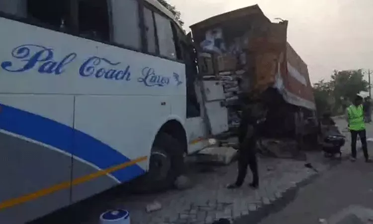 Uttar Pradesh: డబుల్ డెక్కర్ బస్సు ట్రక్కును ఢీకొనడంతో ఇద్దరు మృతి 16 మందికి గాయాలు Uttar Pradesh: డబుల్ డెక్కర్ బస్సు ట్రక్కును ఢీకొనడంతో ఇద్దరు మృతి 16 మందికి గాయాలు