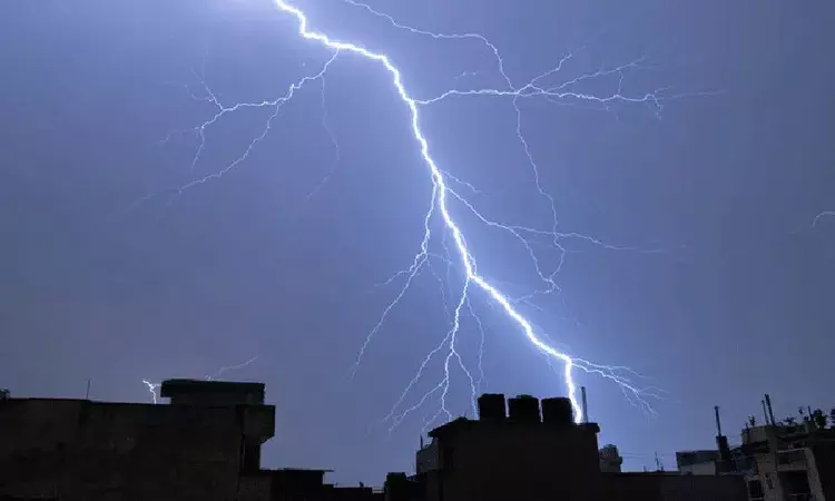 UP: పిడుగుపాటుకు 38 మంది మృతి.. ఉరుములు, మెరుపుల సమయంలో సురక్షితంగా ఉండటానికి చిట్కాలు UP: పిడుగుపాటుకు 38 మంది మృతి.. ఉరుములు, మెరుపుల సమయంలో సురక్షితంగా ఉండటానికి చిట్కాలు