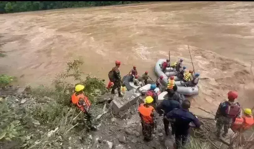 Nepal: నేపాల్ నదిలో కొట్టుకుపోయిన రెండు బస్సులు..కొనసాగుతున్న సెర్చ్ ఆపరేషన్ Nepal: నేపాల్ నదిలో కొట్టుకుపోయిన రెండు బస్సులు..కొనసాగుతున్న సెర్చ్ ఆపరేషన్