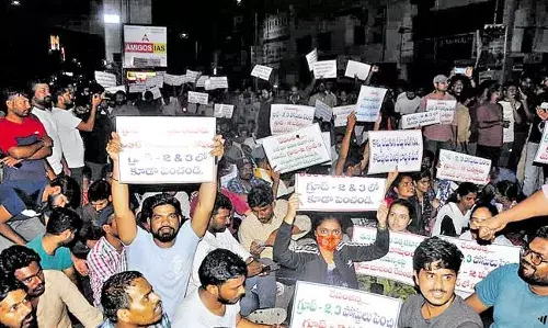 TS: నిరుద్యోగుల మెరుపు ధర్నా TS: నిరుద్యోగుల మెరుపు ధర్నా