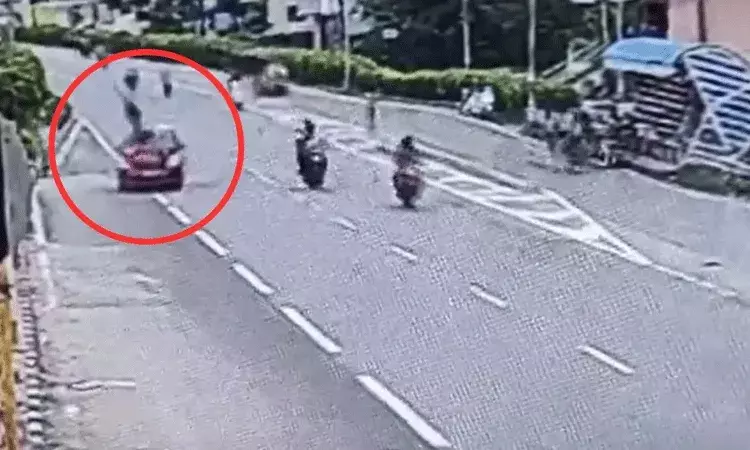 Hyderabad: రోడ్డు దాటుతుండగా వేగంగా వస్తున్న కారు ఢీకొని వ్యక్తి మృతి.. కారుతో సహా డ్రైవర్ పరార్ Hyderabad: రోడ్డు దాటుతుండగా వేగంగా వస్తున్న కారు ఢీకొని వ్యక్తి మృతి.. కారుతో సహా డ్రైవర్ పరార్