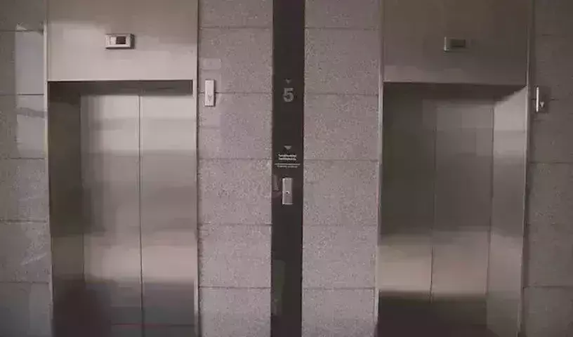 Kerala: లిఫ్ట్‌లోనే  రెండు రోజులు..