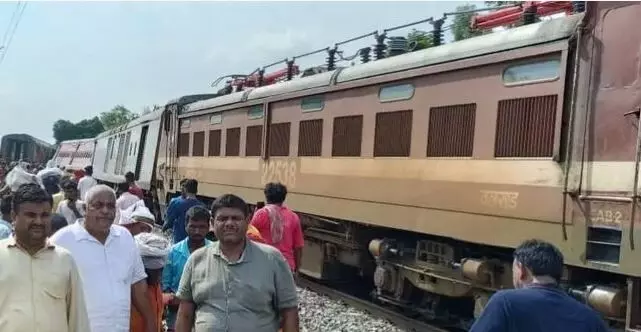 TRAIN: పట్టాలు తప్పిన రైలు... నలుగురి మృతి TRAIN: పట్టాలు తప్పిన రైలు... నలుగురి మృతి